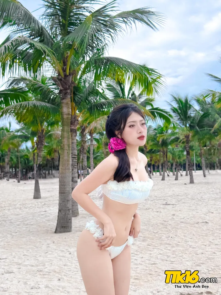 Hạ Nhiên Gãy TV mặc bikini 7