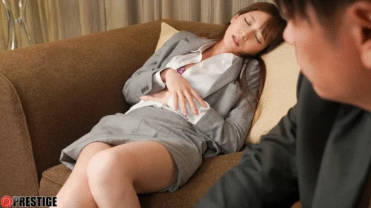 Trưởng phòng đê tiện tống tình cô nhân viên trẻ