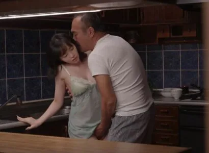 Bố chồng góa vợ gặp phải con dâu thiếu thốn vì chồng mãi mê công việc