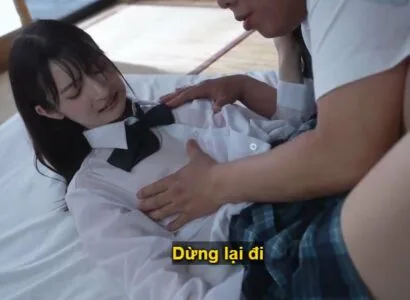 Poster phim Bố dượng không còn kiềm được trước cô con gái trong bộ đồng phục bị ướt mưa