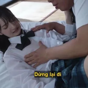 Bố dượng không còn kiềm được trước cô con gái trong bộ đồng phục bị ướt mưa