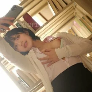 Cậu học trò phát hiện cô giáo chụp ảnh sex ngay tại thư viện trường đăng lên mạng