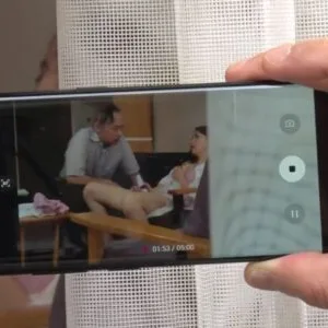 Con dâu gian díu với bố chồng bị gã quản lý khu phố phát hiện