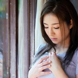 Con trai đi làm, bố chồng ở nhà chơi thuốc con dâu