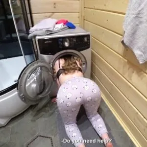 Địt em kế đang chổng mông kẹt ở máy giặt