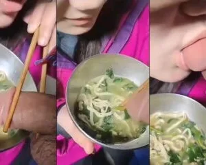 Độc lạ em gái ăn mì còn lấy chim anh chấm vô nước mút