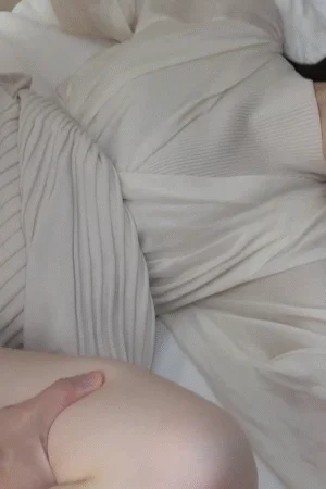 Cơ thể trần trụi, trắng trẻo và mảnh mai của một người mẫu nổi tiếng