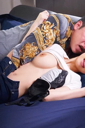 Chồng trốn trong tủ nhìn vợ chịch nhau với bạn trai cũ