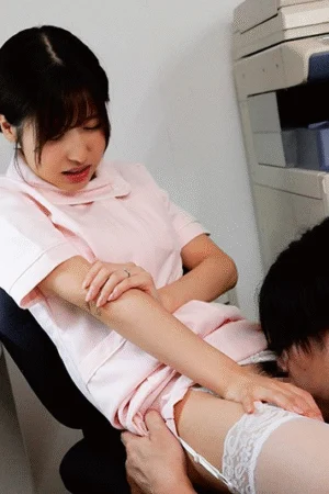 Nữ y tá làm tình nguyên đêm với anh bác sĩ trẻ tuổi