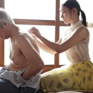 Nàng dâu xinh đẹp về quê chăm sóc bố chồng nhưng bố đã thiếu thốn quá lâu