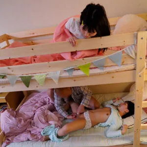 Ông chú đồi bại đến nhà chơi nữa đêm mò vào phòng 2 cô cháu gái