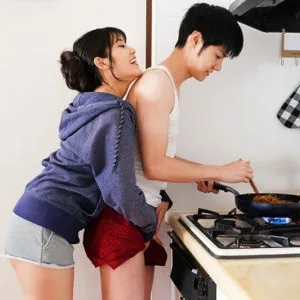 Sống cùng với người chị dâu hư hỏng