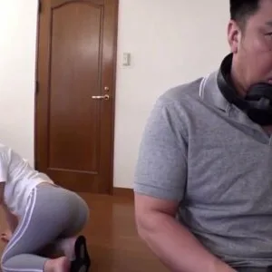 Thấy anh trai FA cứ vùi đầu vào game ở nhà không gái rú nên em gái đã gạ địt