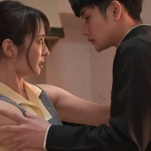 Tình yêu của cậu con trai với mẹ khi bố luôn đi làm về lúc nữa đêm