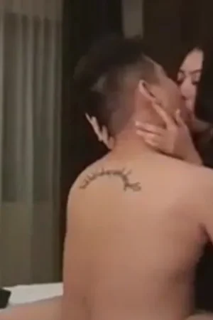 Việt Nam – Hai vợ chồng trẻ lén con vào khách sạn khám phá nh..