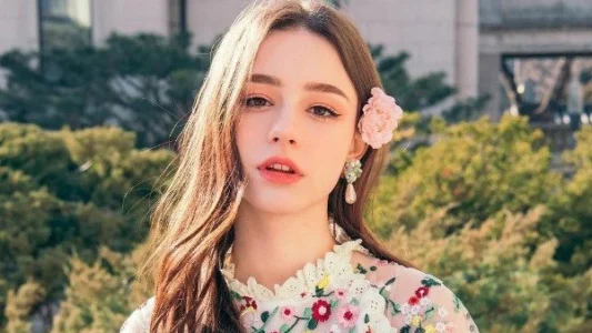 Không Che – Phim sex quyến rũ người đẹp Dasha Taran với vòng bụng gợi cảm