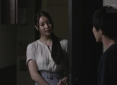 Nhật Bản – Cô hàng xóm với nụ cười mê hoặc, khám phá những ham muốn thầm kín của đêm