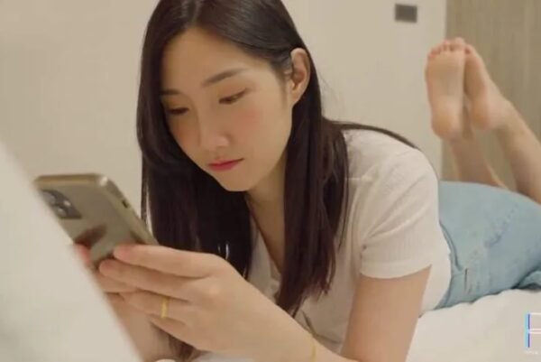 Xinh đẹp nhưng vẫn bị Anh xã địt nhau, bà xã buồn tình cho anh giao hàng quan hệ luôn – zphimsex.Top